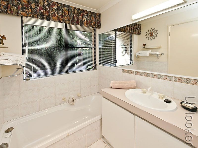 22 Paradise Circuit, Halls Head WA 6210