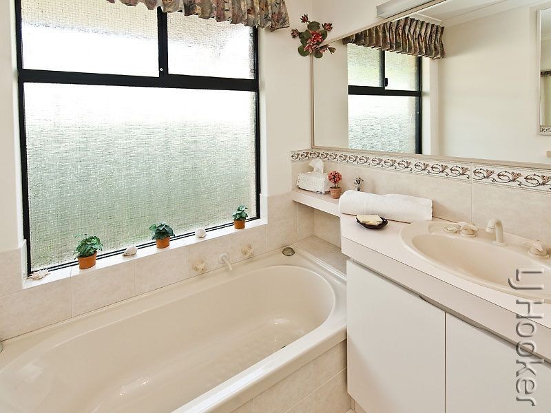 22 Paradise Circuit, Halls Head WA 6210