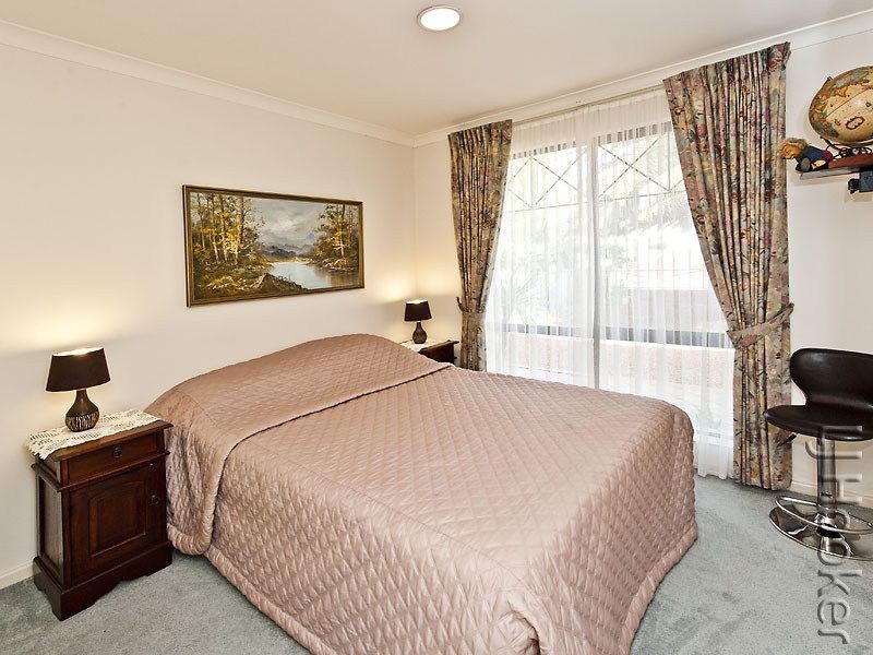 22 Paradise Circuit, Halls Head WA 6210