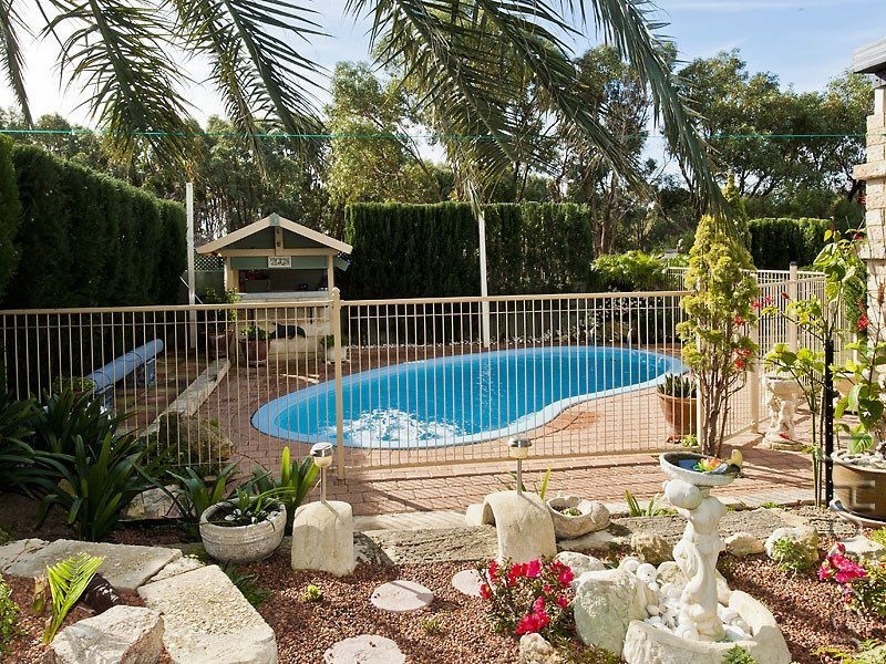 22 Paradise Circuit, Halls Head WA 6210