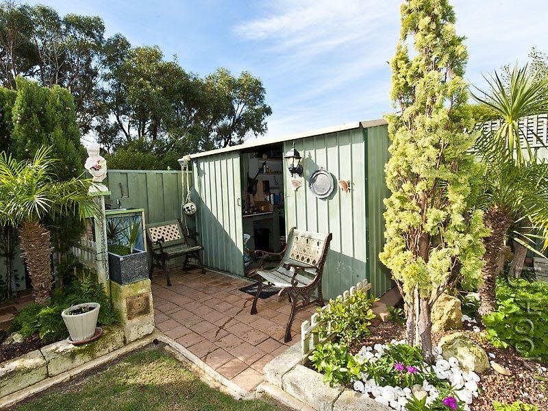 22 Paradise Circuit, Halls Head WA 6210