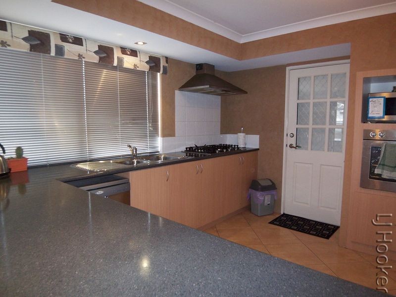 11 Riverina Avenue, Coodanup WA 6210