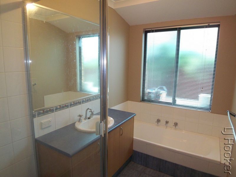 11 Riverina Avenue, Coodanup WA 6210