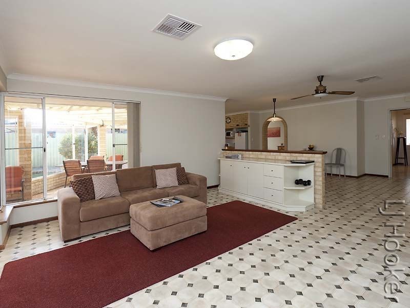 9 Sandford Crescent, Halls Head WA 6210