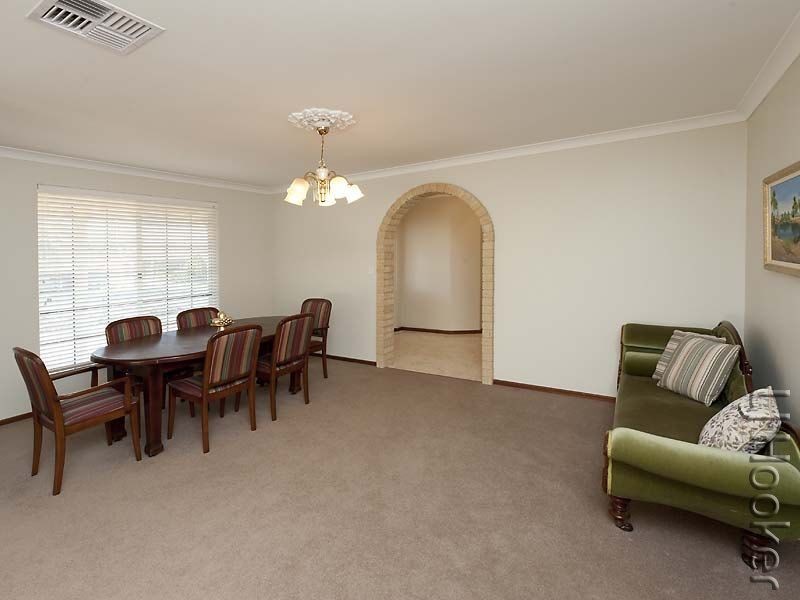 9 Sandford Crescent, Halls Head WA 6210