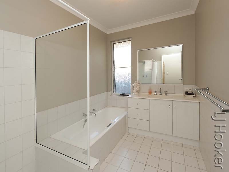 9 Sandford Crescent, Halls Head WA 6210