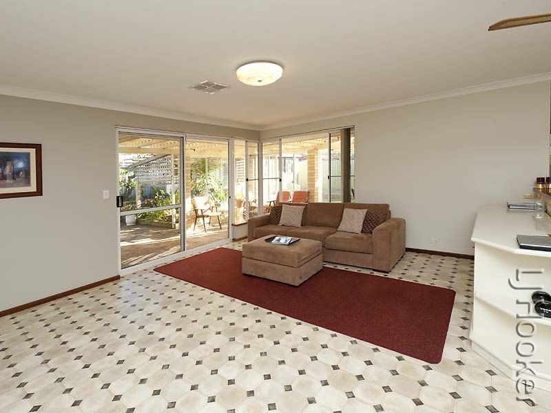 9 Sandford Crescent, Halls Head WA 6210