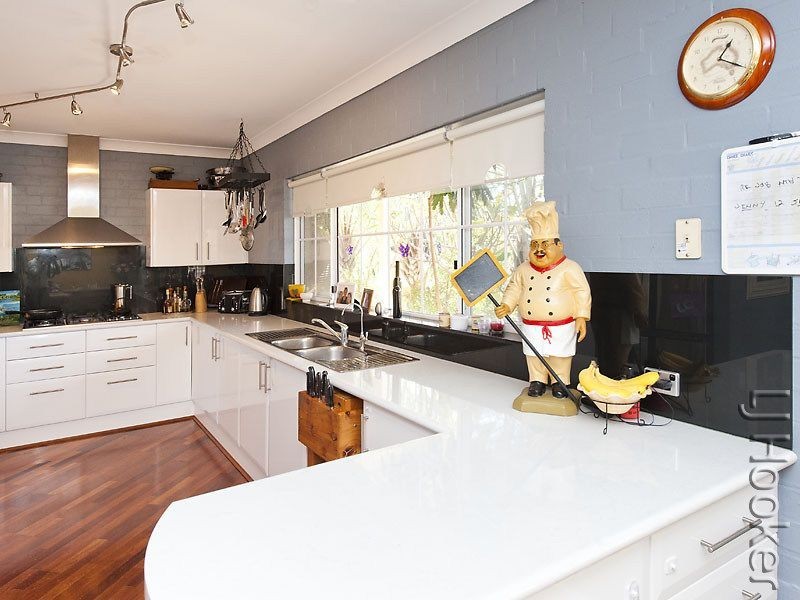 2 Leyburn Drive, Halls Head WA 6210