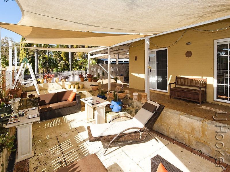 2 Leyburn Drive, Halls Head WA 6210