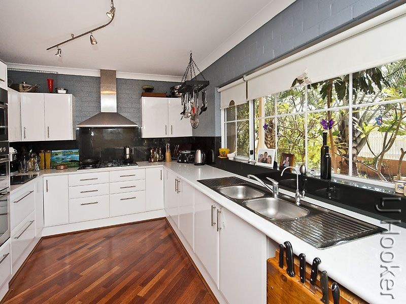 2 Leyburn Drive, Halls Head WA 6210