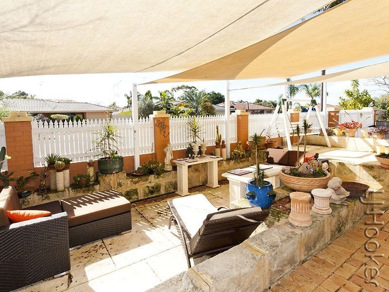 2 Leyburn Drive, Halls Head WA 6210