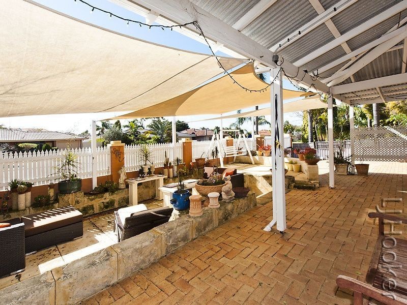 2 Leyburn Drive, Halls Head WA 6210