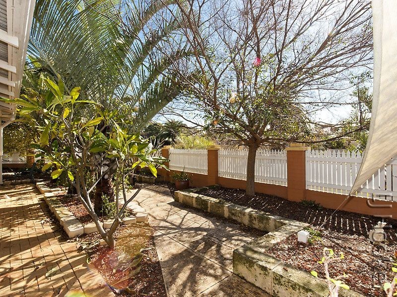 2 Leyburn Drive, Halls Head WA 6210