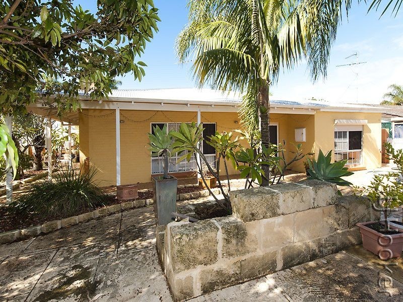 2 Leyburn Drive, Halls Head WA 6210