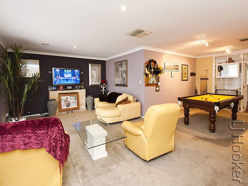 2 Leyburn Drive, Halls Head WA 6210