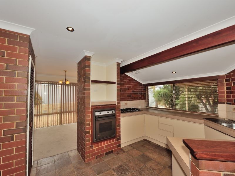 2 Hickory Court, Halls Head WA 6210