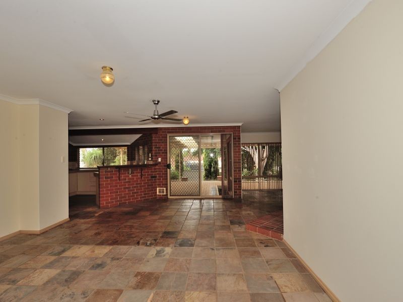 2 Hickory Court, Halls Head WA 6210
