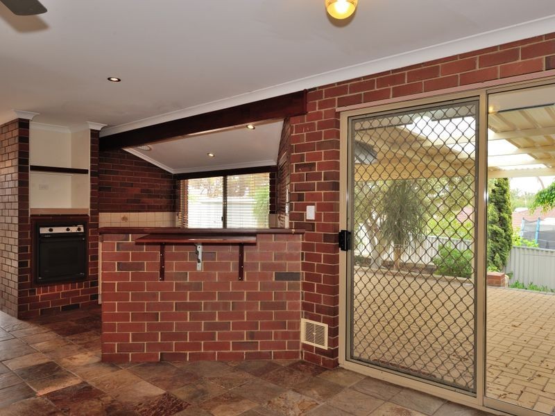 2 Hickory Court, Halls Head WA 6210