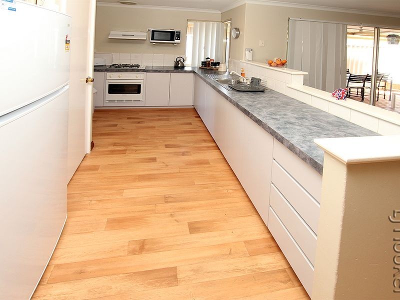 2 Wintersweet Place, Halls Head WA 6210