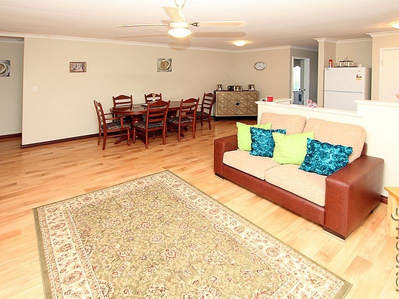 2 Wintersweet Place, Halls Head WA 6210