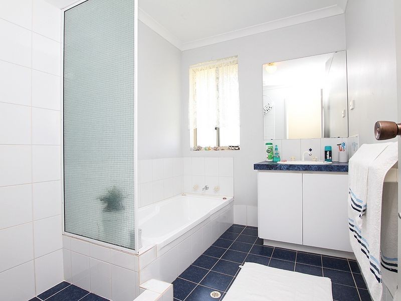 2 Wintersweet Place, Halls Head WA 6210