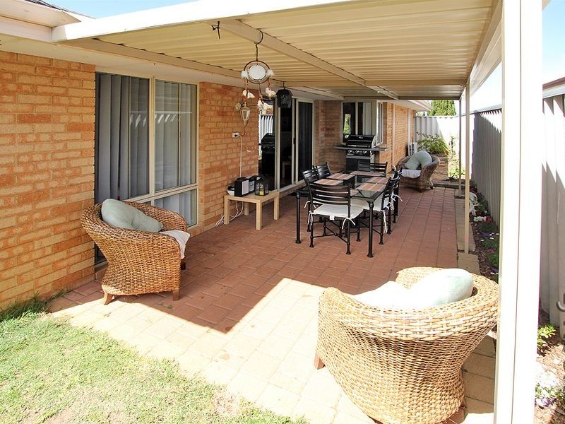 2 Wintersweet Place, Halls Head WA 6210