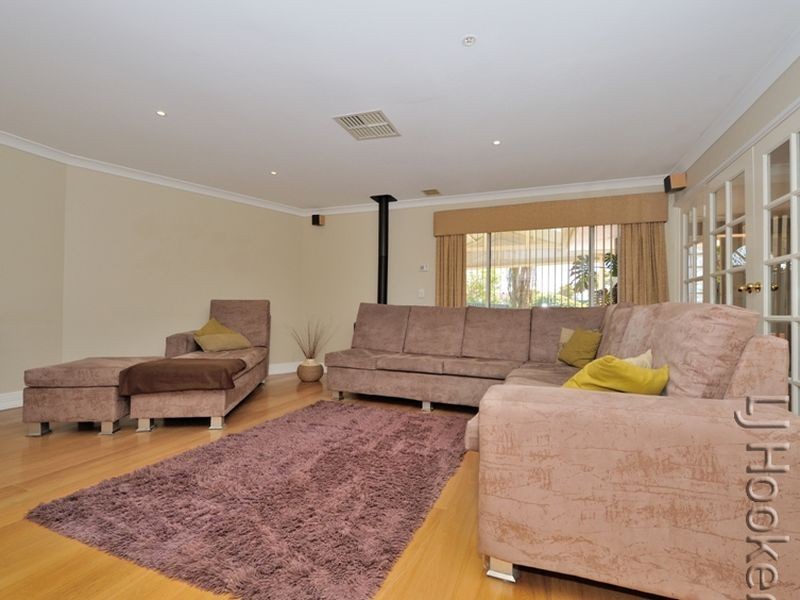 5 Troon Grove, Halls Head WA 6210