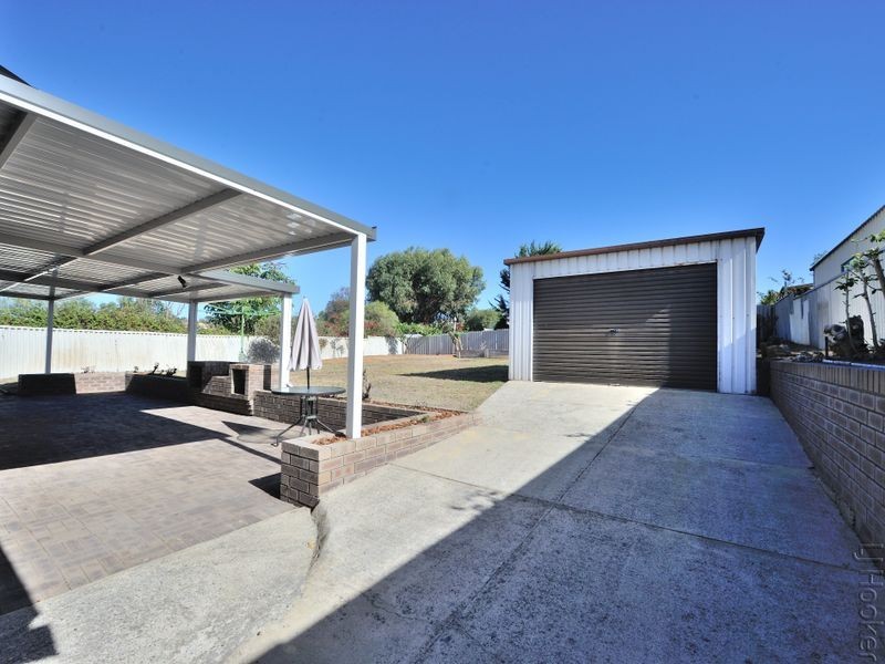 16 Muir Place, Halls Head WA 6210