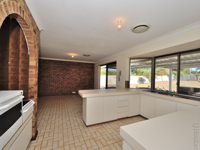 16 Muir Place, Halls Head WA 6210
