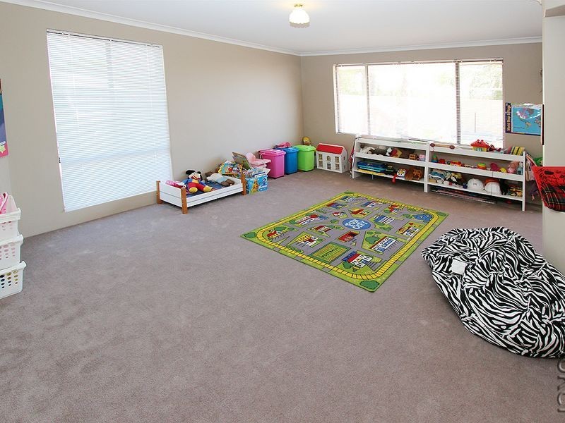 17 Yorrell Place, Halls Head WA 6210