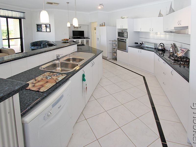48 Cambria Island Retreat, Halls Head WA 6210