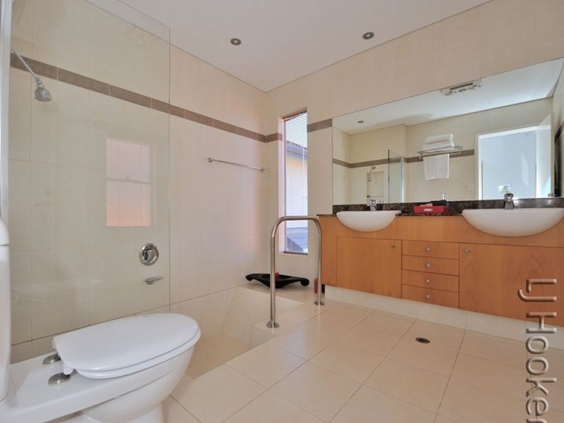 13 Halls Head Parade, Halls Head WA 6210