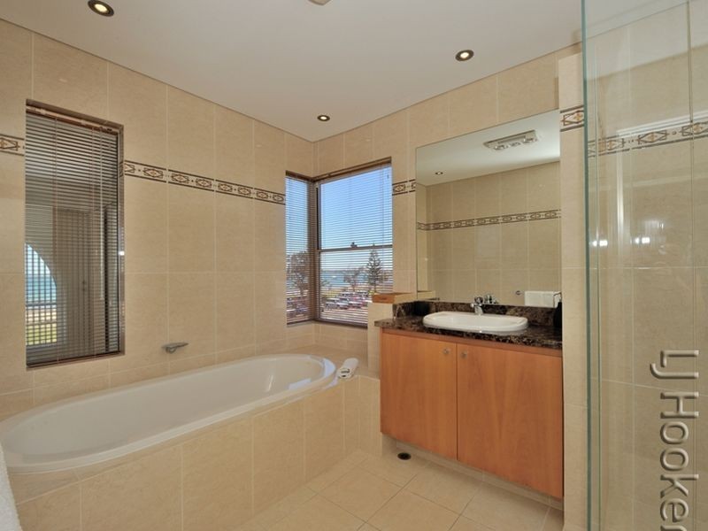 13 Halls Head Parade, Halls Head WA 6210