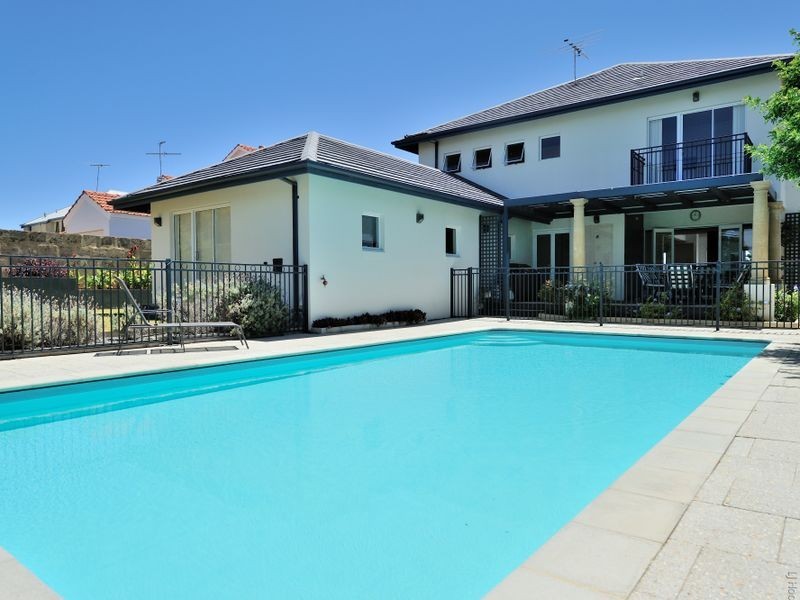 13 Halls Head Parade, Halls Head WA 6210