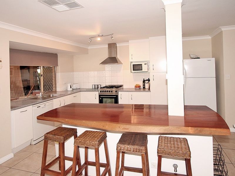 6 Lacebark Court, Halls Head WA 6210