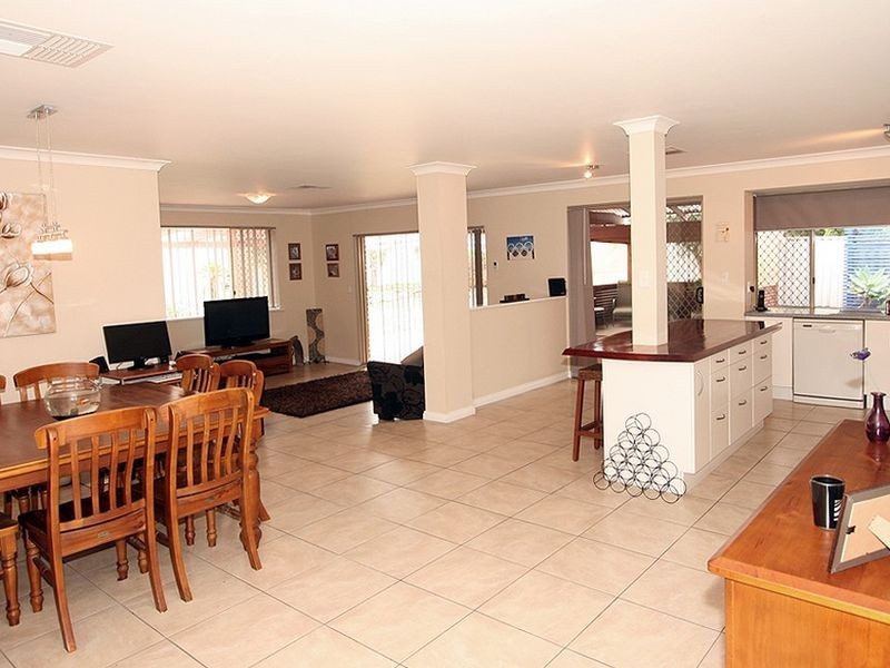 6 Lacebark Court, Halls Head WA 6210