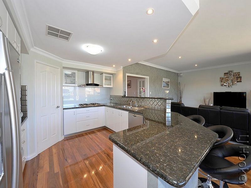 24 Eunamara Retreat, Halls Head WA 6210