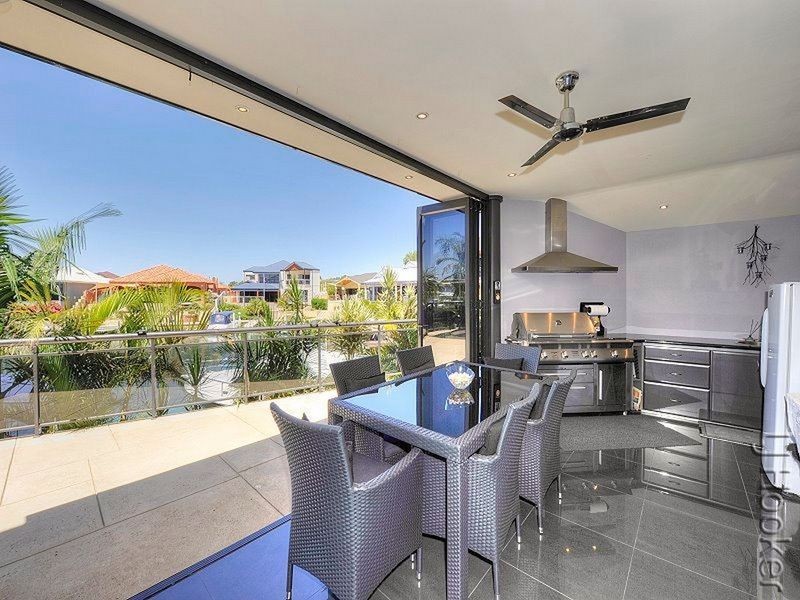 24 Eunamara Retreat, Halls Head WA 6210