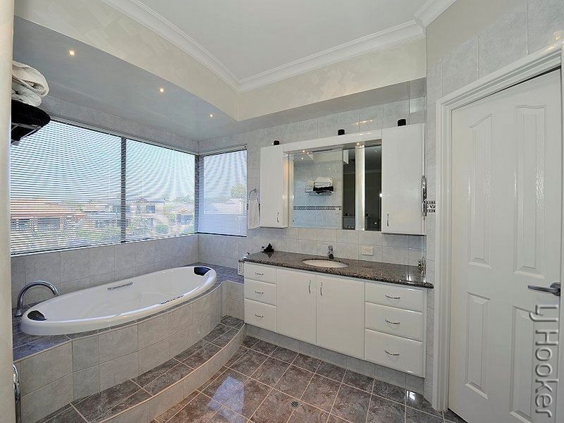 24 Eunamara Retreat, Halls Head WA 6210