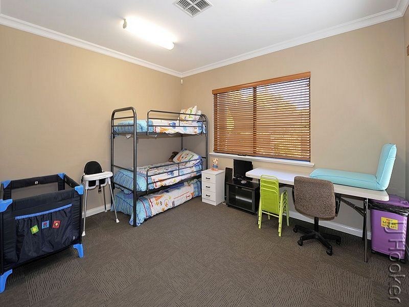 24 Eunamara Retreat, Halls Head WA 6210