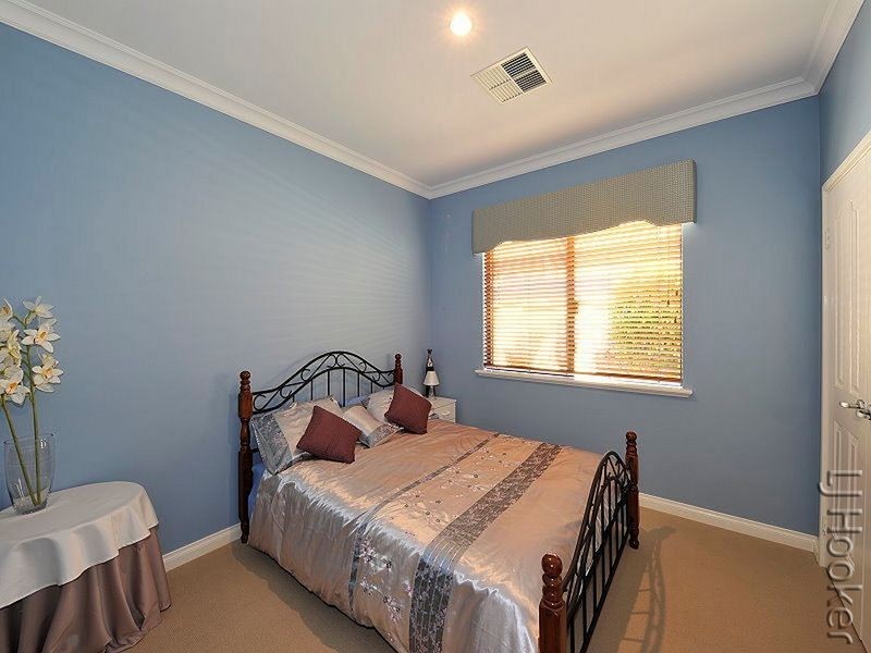 24 Eunamara Retreat, Halls Head WA 6210