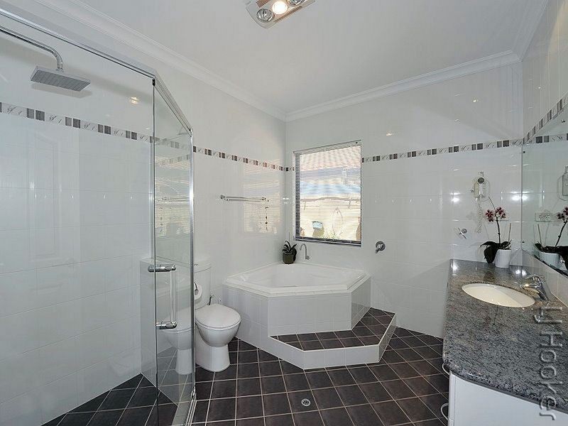 24 Eunamara Retreat, Halls Head WA 6210