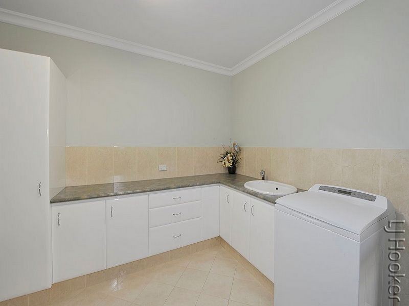 24 Eunamara Retreat, Halls Head WA 6210