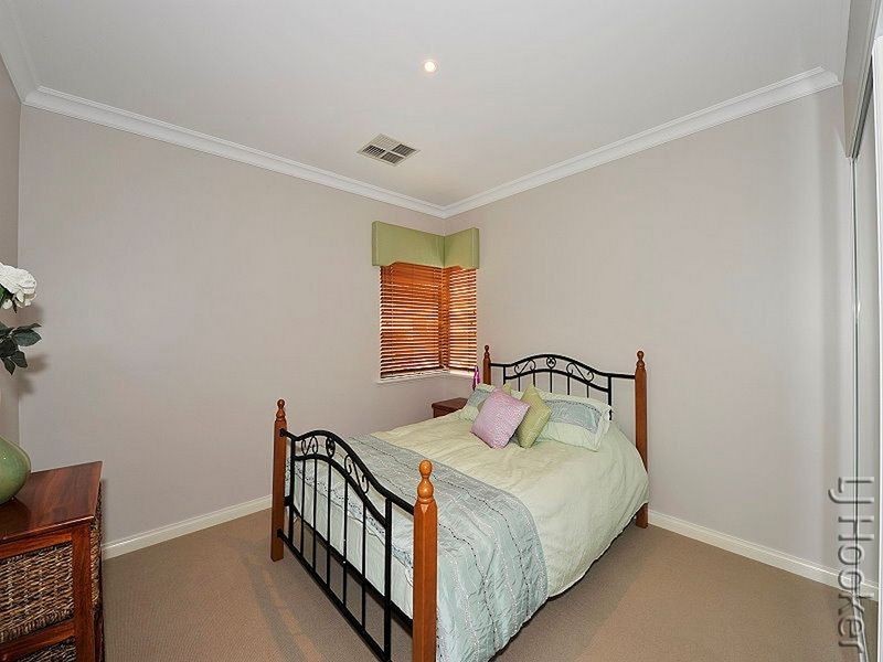 24 Eunamara Retreat, Halls Head WA 6210