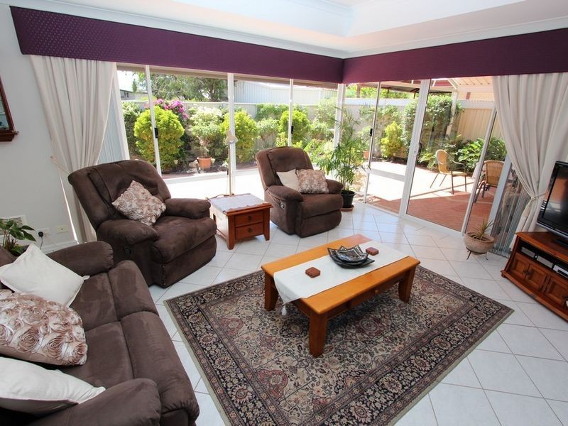 4B Oversby Street, Halls Head WA 6210