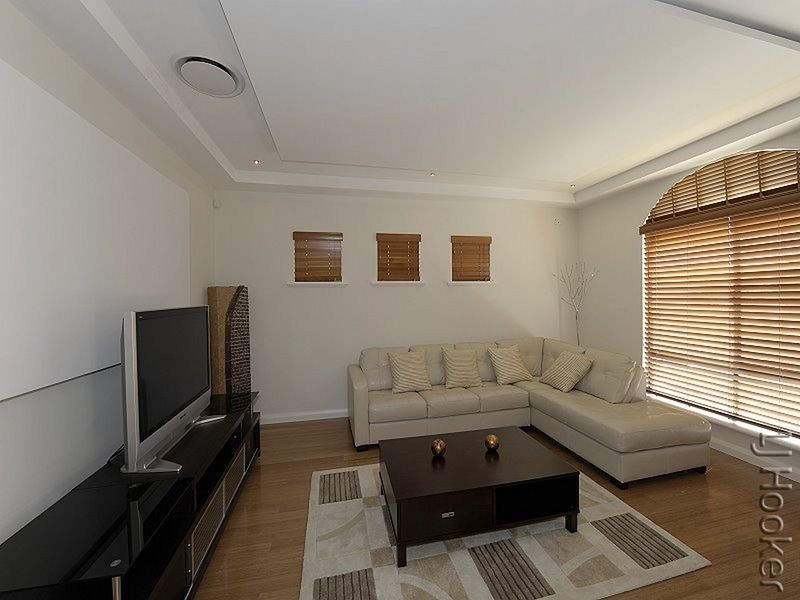 9 Ragamuffin Point, Halls Head WA 6210