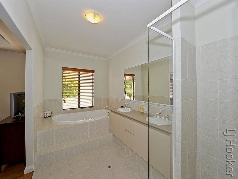 9 Ragamuffin Point, Halls Head WA 6210