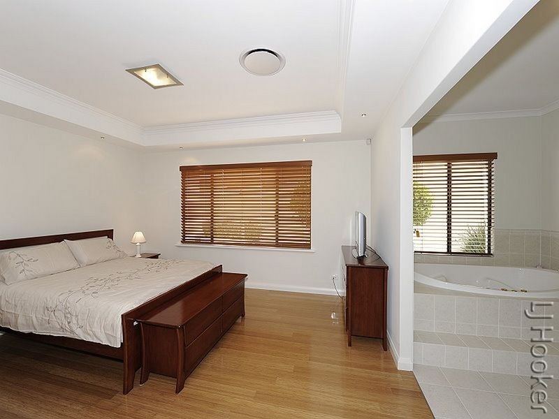 9 Ragamuffin Point, Halls Head WA 6210