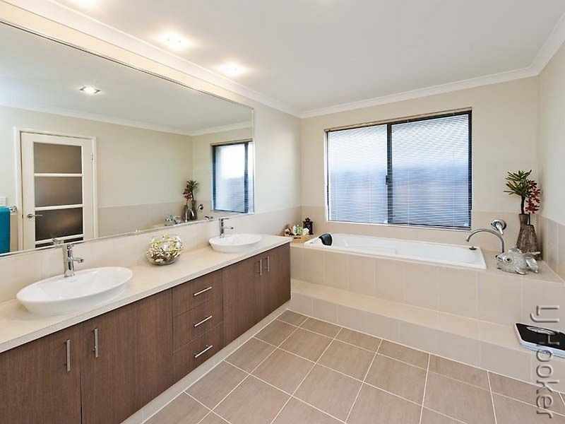 4 Grasshill Grange, Halls Head WA 6210