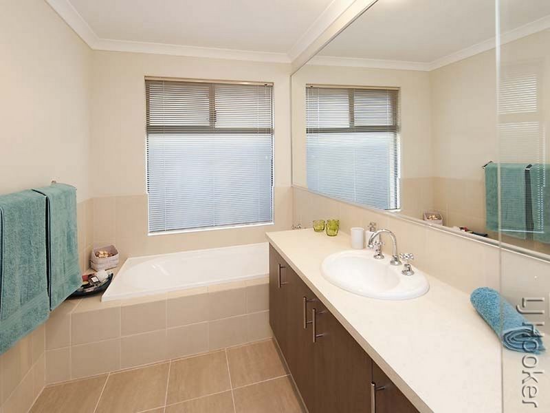 4 Grasshill Grange, Halls Head WA 6210